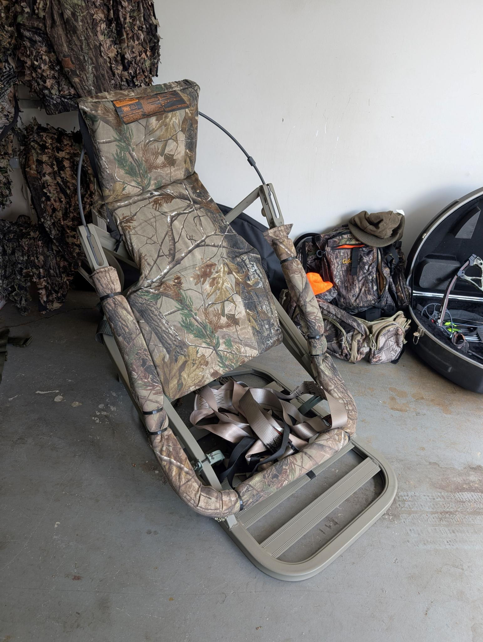 Summit Viper Tree Stand and harness